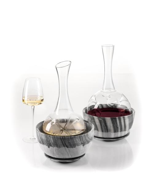 Dekanterkühler „On The Rocks“ , Verwendungsempfehlung: Das Oberteil des Kühlers wird im Gefrierschrank aufbewahrt, der Untersetzer bleibt ungekühlt und fängt das entstehende Kondenswasser auf.