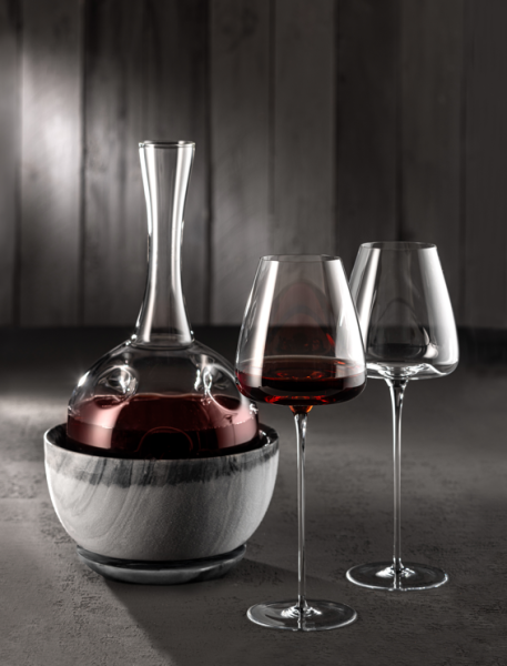 Dekanterkühler „On The Rocks“ , Verwendungsempfehlung: Das Oberteil des Kühlers wird im Gefrierschrank aufbewahrt, der Untersetzer bleibt ungekühlt und fängt das entstehende Kondenswasser auf.